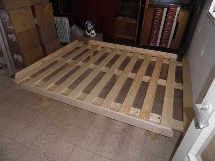 בסיס מיטה מעץ מלא